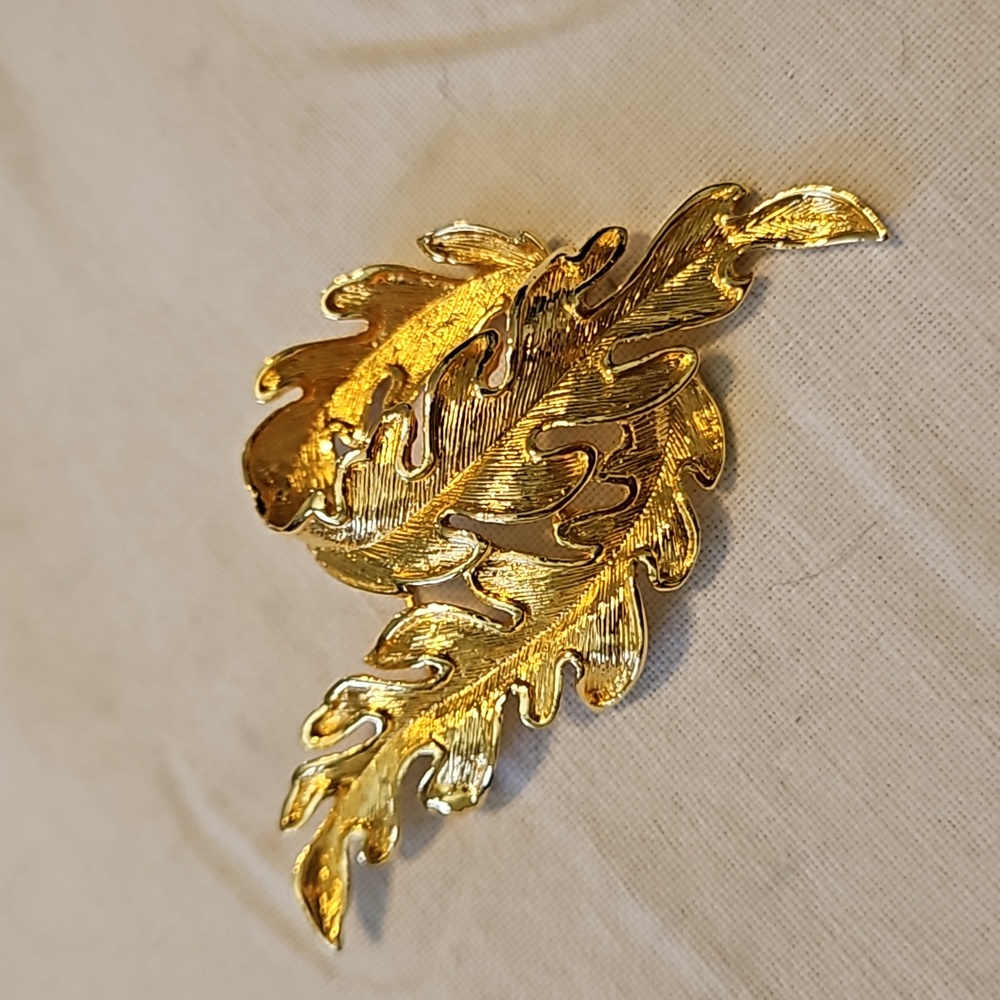 Vintage Liz Claiborne Signed LC criss cross Leaf Brooch Pin Gold Tone